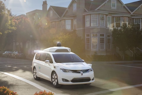 Autonome Chrysler Pacifica naar Waymo
