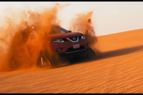 Nissan X-Trail op rupsbanden door de woestijn