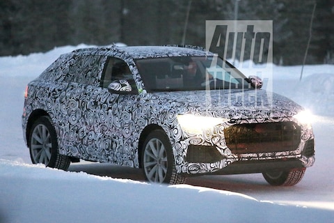 Audi Q8 kruipt door de nacht