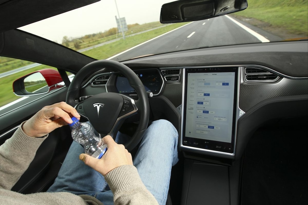 Onderzoeksraad bekijkt 'zelfrijdende' auto's - AutoWeek