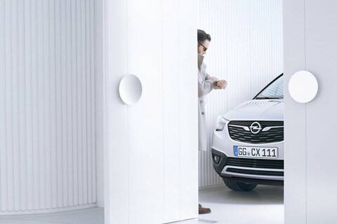 Opel Crossland X kijkt om de hoek