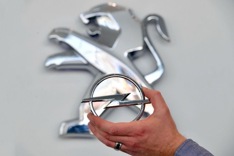 AutoWeek 8 Magazine PSA GM logo overname