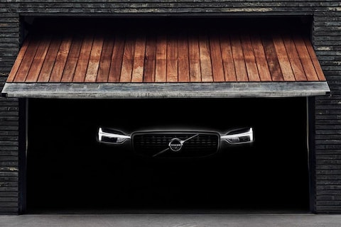 Volvo zet XC60 vast in de garage