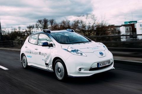 Zelfrijdende Nissan Leaf de weg op
