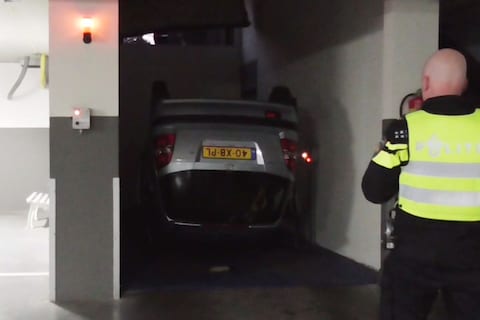 Opmerkelijk: vrouw rijdt auto in liftschacht