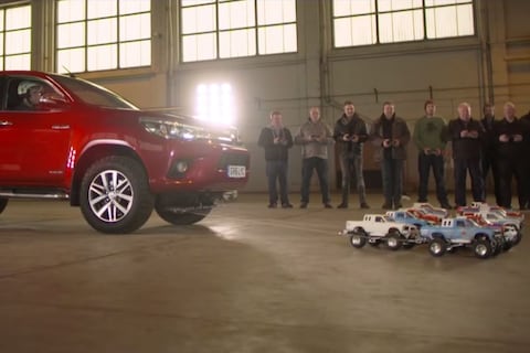 Minuscule Toyota's Hilux slepen echte Hilux