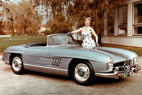 Mercedes 300 SL Roadster blaast 60 kaarsjes uit