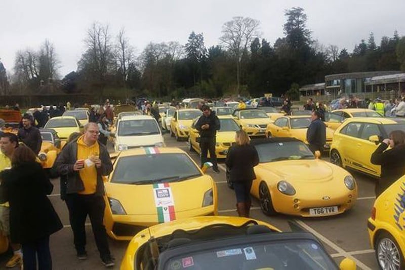 Gele auto's in Bibury