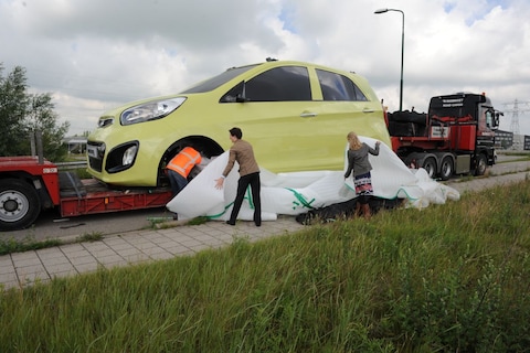Reusachtige Kia Picanto naar de sloop