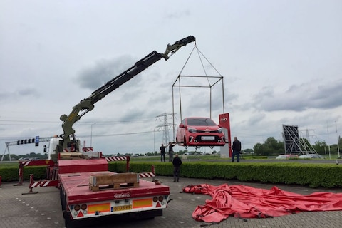 Nieuwe Giant Kia Picanto langs A2 Breukelen