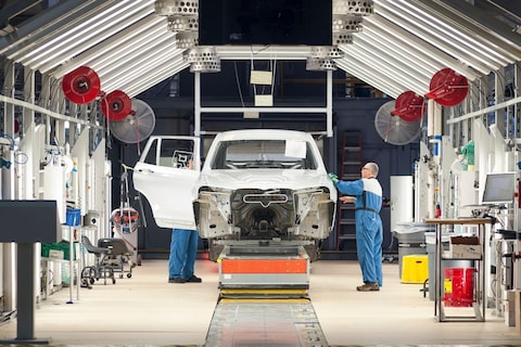 BMW schroeft winstverwachting op