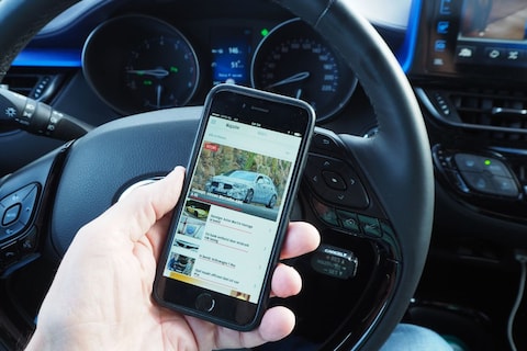 Steeds meer verzekeraars verhalen schade bij ongeluk met telefoon in de hand, ook bij allrisk