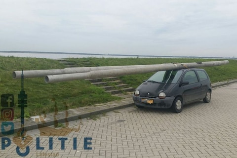 Bestuurder opgepakt met lantaarnpalen op dak