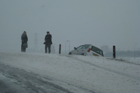Veel schade en aanrijdingen door sneeuwval