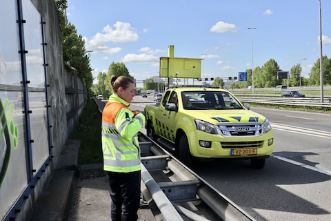 Weginspecteurs rijden met blauw zwaailicht