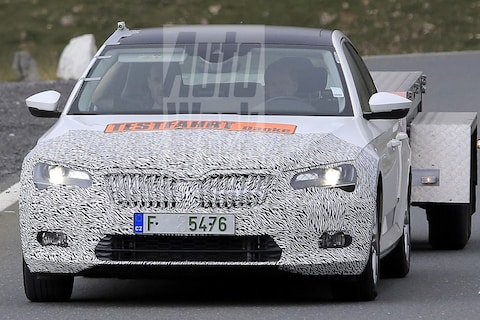 Skoda Superb gecamoufleerd op trektocht