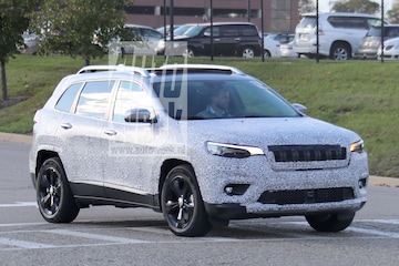 Jeep Cherokee facelift spyshots