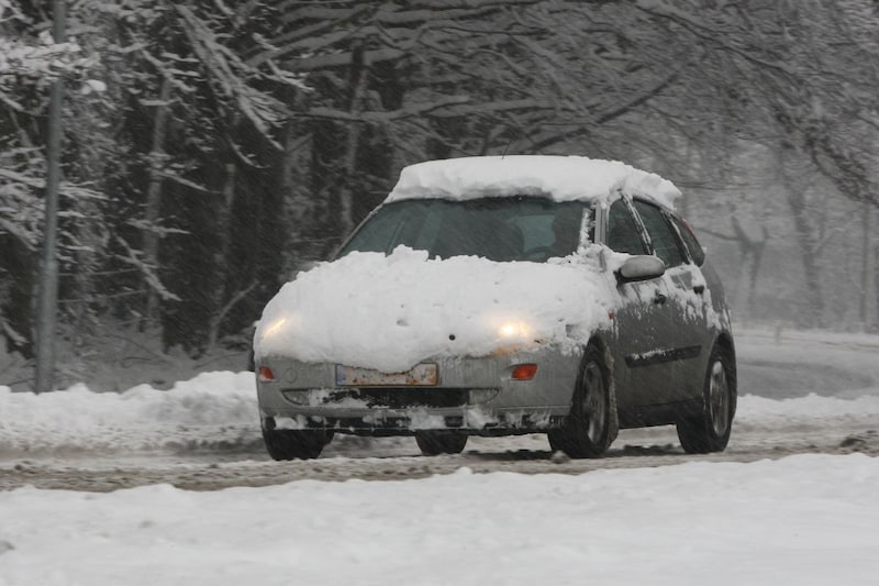 Sneeuw winter koud glad ijs krabben