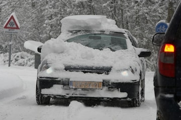 Sneeuw winter koud glad ijs krabben