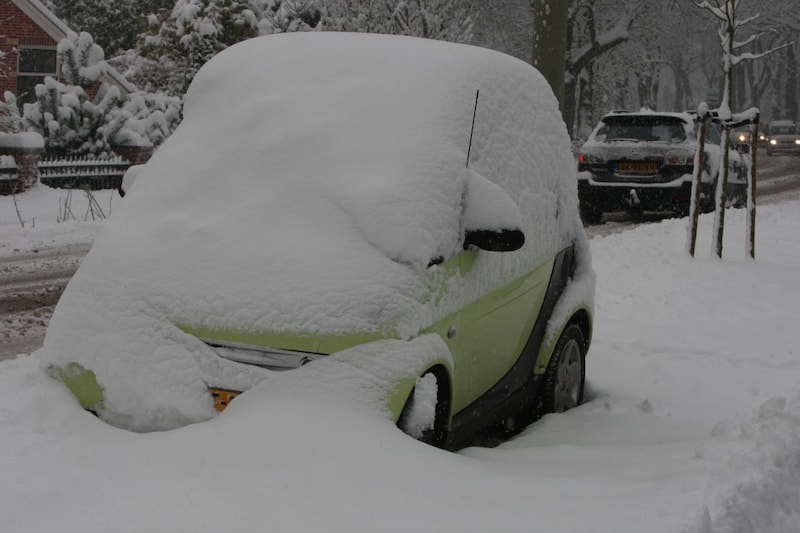 Sneeuw winter koud glad ijs krabben