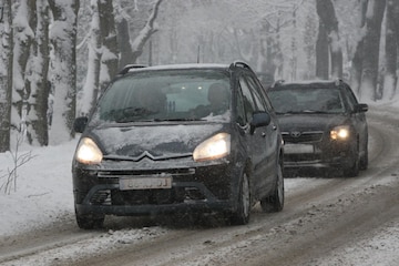 Sneeuw winter koud glad ijs krabben