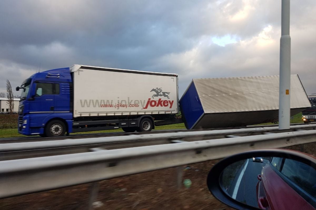 Westerstorm Nederland vrachtauto ongeluk