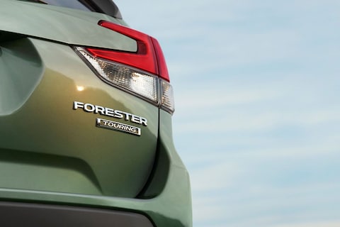 Subaru rolt Forester-achterlicht naar buiten