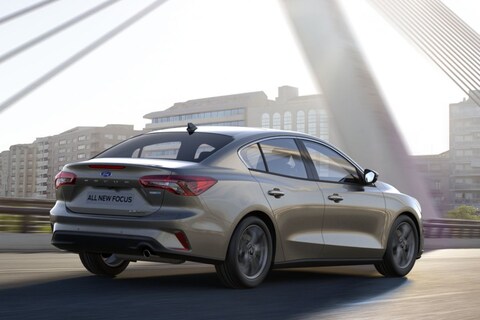 Ford Focus Sedan én New Escort in beeld
