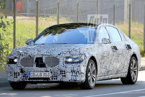 Nieuwe Mercedes-Benz S-klasse buiten de deur