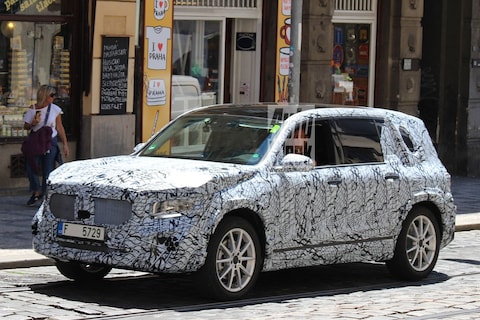 Mercedes-Benz GLB-klasse duikt op in Praag