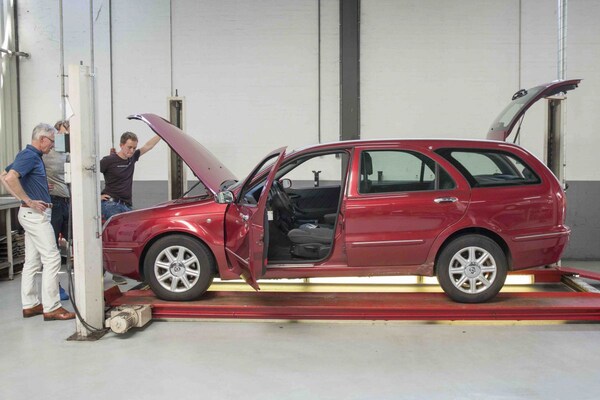 Klokje rond garage Lancia occasion apk