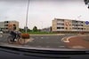 fietser rotonde voorrang dashcam screenshot