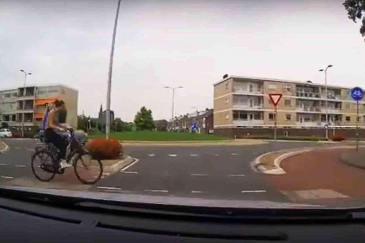 fietser rotonde voorrang dashcam screenshot