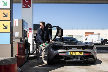 Tanken buitenland tankstation McLaren 720S