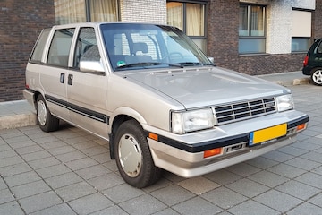 In het wild: Nissan Prairie/Stanza Wagon