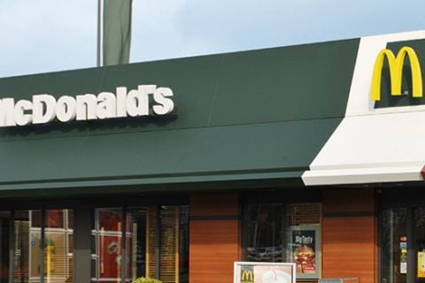 McDonald's plaatst laadpalen bij restaurants