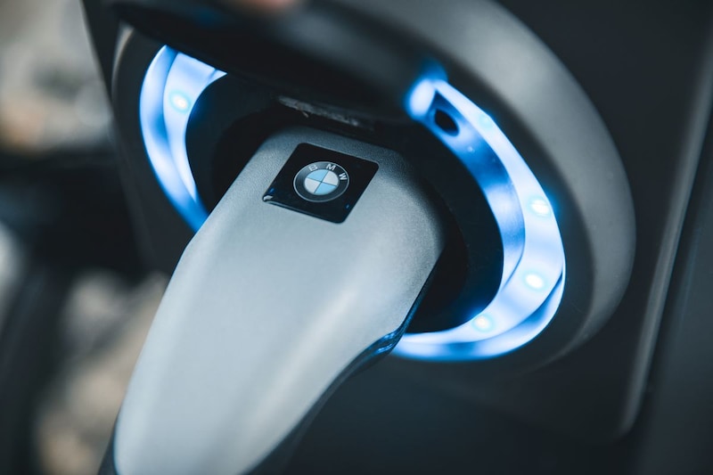 BMW 530e plug-in Rotterdam laden opladen EV plug L