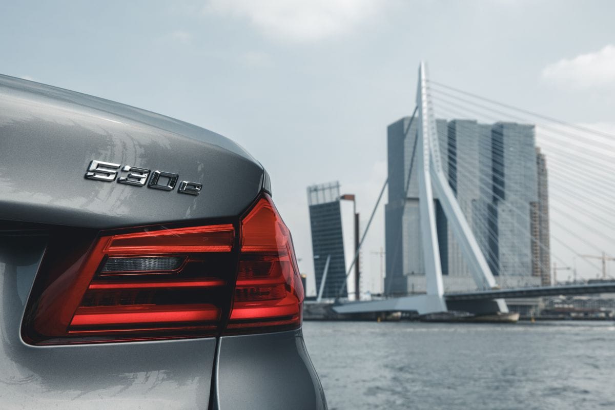 BMW 530e plug-in Rotterdam laden opladen EV plug L
