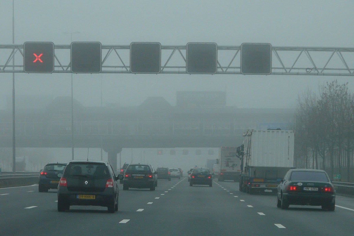 Afgesloten spitsstrook mist snelweg A4 rood kruis