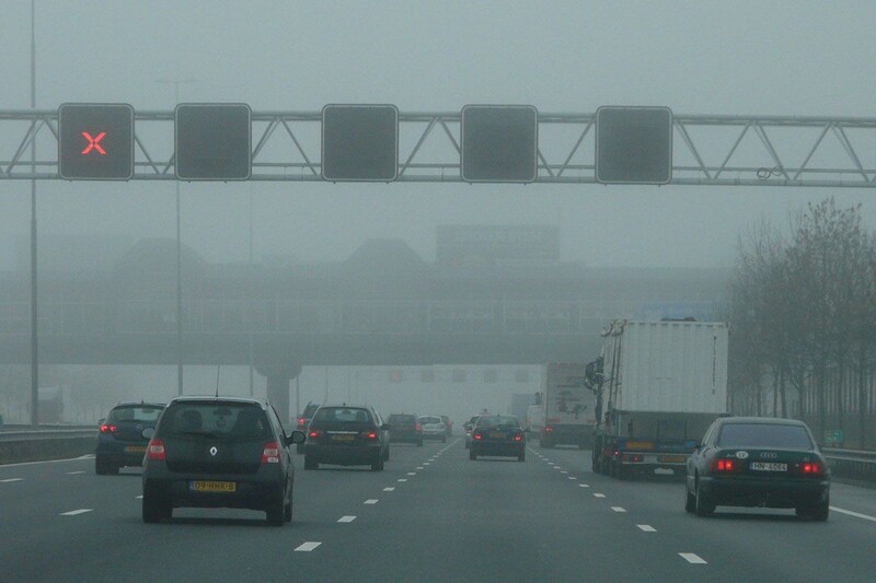 Afgesloten spitsstrook mist snelweg A4 rood kruis 