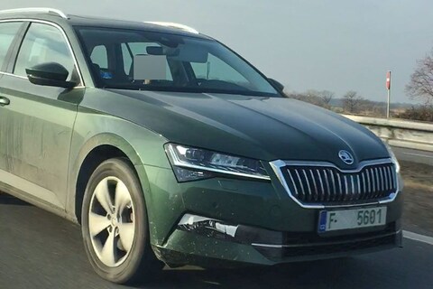 Gefacelifte Skoda Superb duikt op