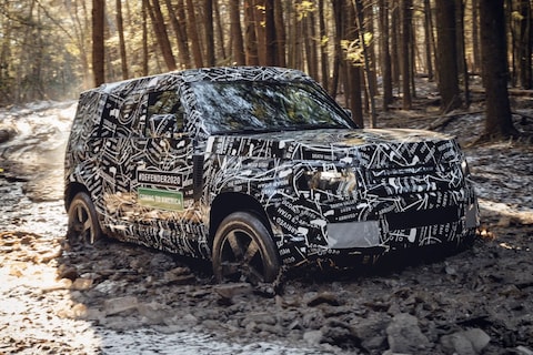 Land Rover Defender speelt in de modder