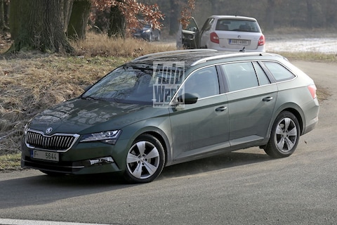 Bijgewerkte Skoda Superb gesnapt