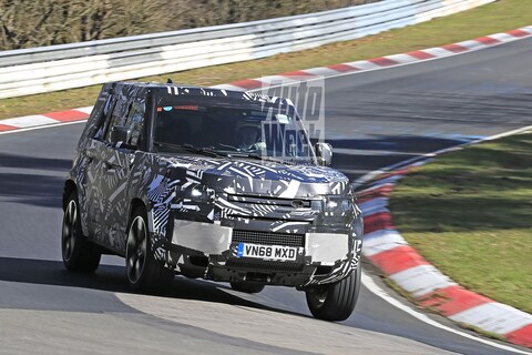 Land Rover Defender jakkert over de 'Ring