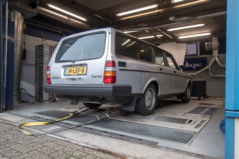 Volvo 240 Turbo Estate - Op de Rollenbank