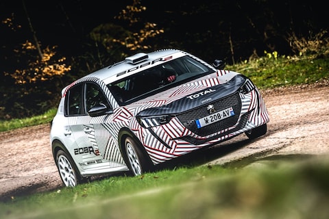 Nieuwe Peugeot 208 in modderpak