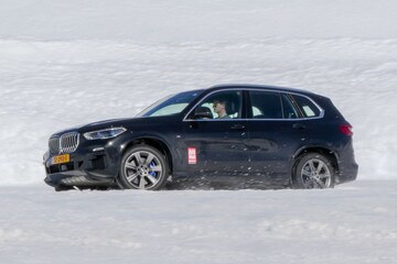 BMW X5 Duurtester in sneeuw