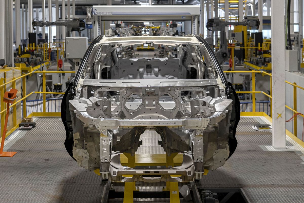 Aston Martin DBX Wales St. Athan