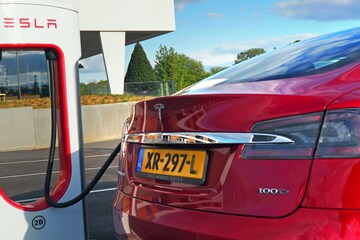 Tesla Model S laden laadpaal 