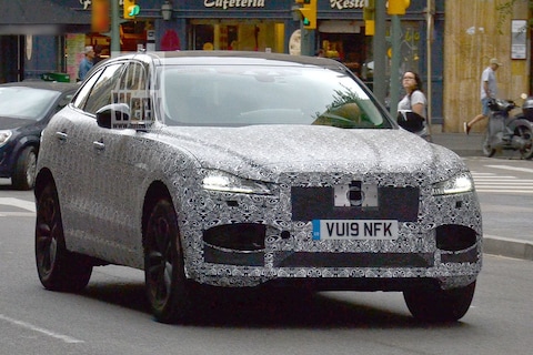 Gefacelifte Jaguar F-Pace buiten de deur